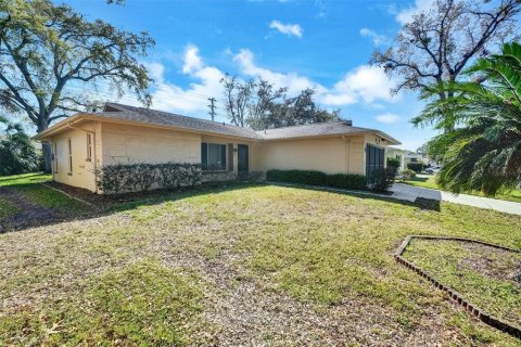 House in Port Richey, Florida 2 bedrooms, 118.36 sq.m. № 1717987 - photo 6