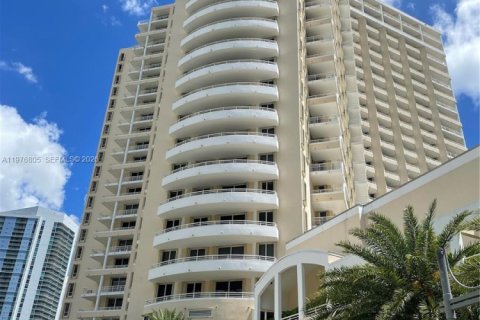 Condo in Miami, Florida, 2 bedrooms  № 2040586 - photo 3