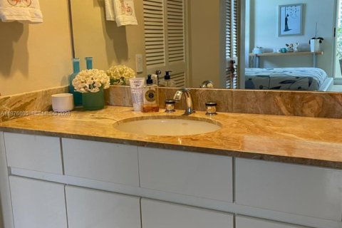 Condo in Miami, Florida, 2 bedrooms  № 2040586 - photo 11