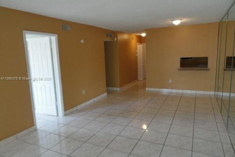 Appartement à louer à Hialeah Gardens, Floride: 2 chambres, 75.9 m2 № 1941590 - photo 7
