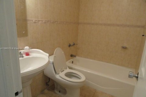 Appartement à louer à Hialeah Gardens, Floride: 2 chambres, 75.9 m2 № 1941590 - photo 15