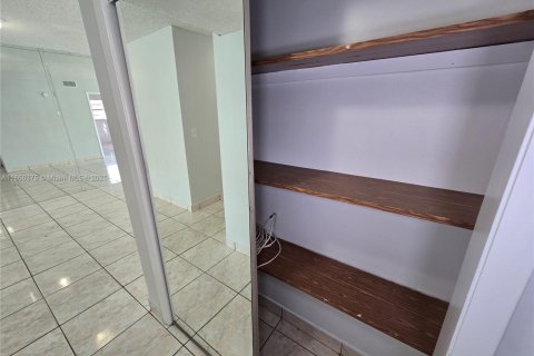 Appartement à louer à Hialeah Gardens, Floride: 2 chambres, 75.9 m2 № 1941590 - photo 26