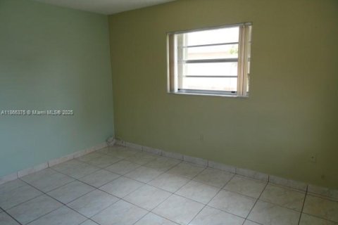 Appartement à louer à Hialeah Gardens, Floride: 2 chambres, 75.9 m2 № 1941590 - photo 11