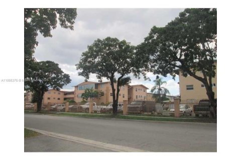 Appartement à louer à Hialeah Gardens, Floride: 2 chambres, 75.9 m2 № 1941590 - photo 18