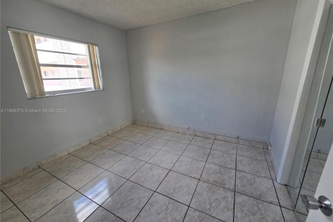 Appartement à louer à Hialeah Gardens, Floride: 2 chambres, 75.9 m2 № 1941590 - photo 19