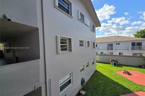 Appartement à louer à Hialeah Gardens, Floride: 2 chambres, 75.9 m2 № 1941590 - photo 30