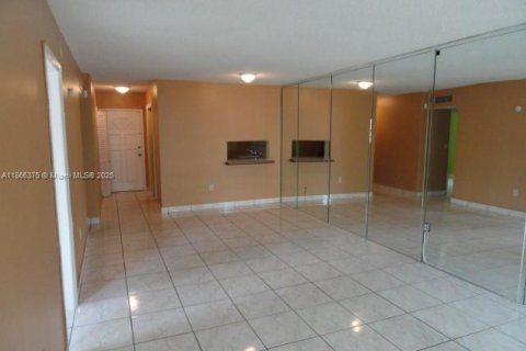 Appartement à louer à Hialeah Gardens, Floride: 2 chambres, 75.9 m2 № 1941590 - photo 6