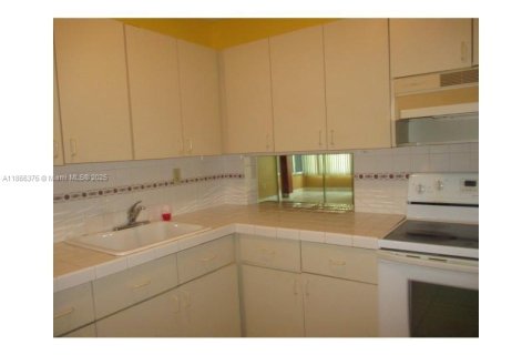 Appartement à louer à Hialeah Gardens, Floride: 2 chambres, 75.9 m2 № 1941590 - photo 9