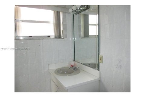 Appartement à louer à Hialeah Gardens, Floride: 2 chambres, 75.9 m2 № 1941590 - photo 13