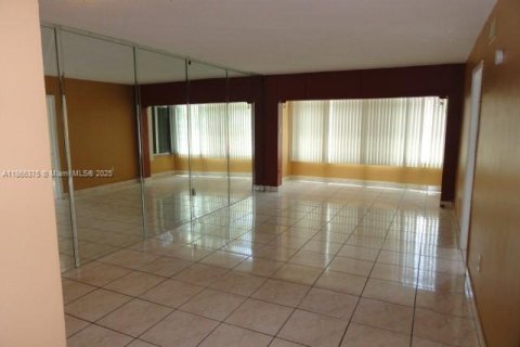 Appartement à louer à Hialeah Gardens, Floride: 2 chambres, 75.9 m2 № 1941590 - photo 4