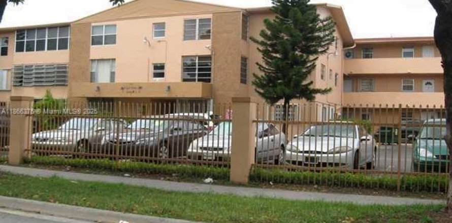 Appartement à Hialeah Gardens, Floride 2 chambres, 75.9 m2 № 1941590