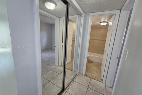 Appartement à louer à Hialeah Gardens, Floride: 2 chambres, 75.9 m2 № 1941590 - photo 25