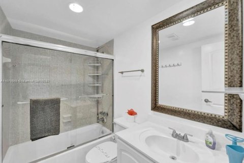 Copropriété à vendre à Hollywood, Floride: 2 chambres, 108.97 m2 № 1937858 - photo 14