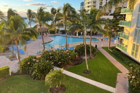 Condo in Hollywood, Florida, 2 bedrooms  № 1937858 - photo 26