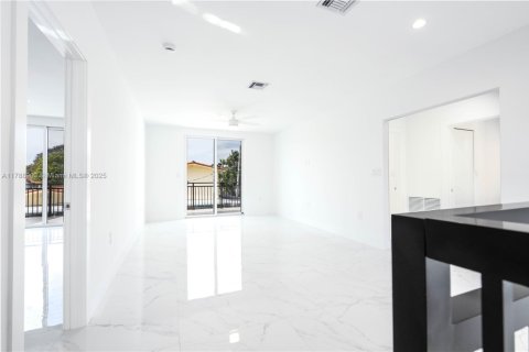 Villa ou maison à vendre à Miami, Floride: 4 chambres, 355.07 m2 № 1863804 - photo 17