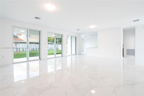 Villa ou maison à vendre à Miami, Floride: 4 chambres, 355.07 m2 № 1863804 - photo 9