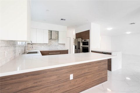 Villa ou maison à vendre à Miami, Floride: 4 chambres, 355.07 m2 № 1863804 - photo 13