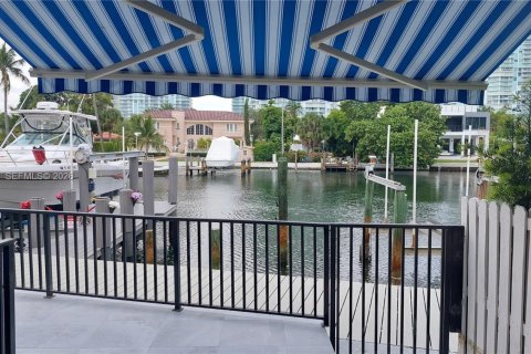 Adosado en Sunny Isles Beach, Florida 3 dormitorios, 210.42 m2 № 2091137