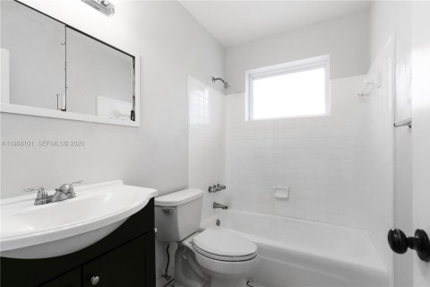 House in Pembroke Pines, Florida 2 bedrooms, 122.35 sq.m. № 2053270 - photo 10