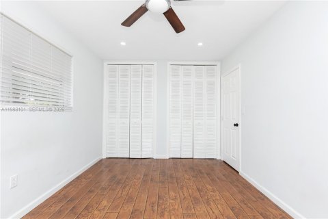 House in Pembroke Pines, Florida 2 bedrooms, 122.35 sq.m. № 2053270 - photo 8