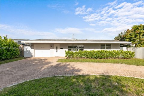 House in Pembroke Pines, Florida 2 bedrooms, 122.35 sq.m. № 2053270