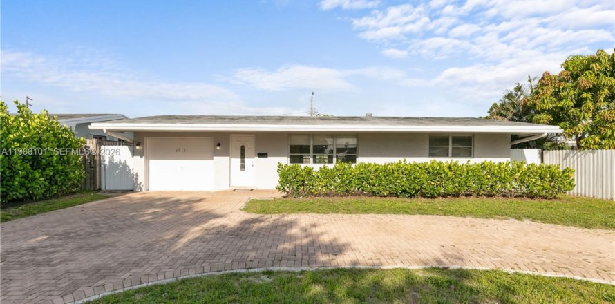 House in Pembroke Pines, Florida 2 bedrooms, 122.35 sq.m. № 2053270