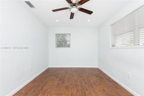 House in Pembroke Pines, Florida 2 bedrooms, 122.35 sq.m. № 2053270 - photo 7