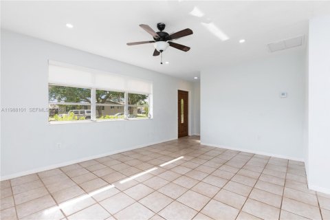 House in Pembroke Pines, Florida 2 bedrooms, 122.35 sq.m. № 2053270 - photo 3