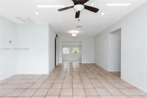 House in Pembroke Pines, Florida 2 bedrooms, 122.35 sq.m. № 2053270 - photo 15