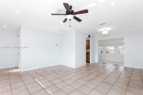 House in Pembroke Pines, Florida 2 bedrooms, 122.35 sq.m. № 2053270 - photo 2