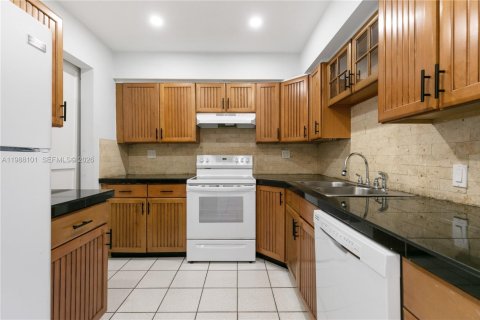 House in Pembroke Pines, Florida 2 bedrooms, 122.35 sq.m. № 2053270 - photo 19