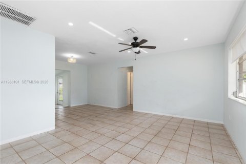 House in Pembroke Pines, Florida 2 bedrooms, 122.35 sq.m. № 2053270 - photo 6