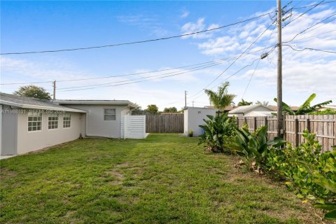 House in Pembroke Pines, Florida 2 bedrooms, 122.35 sq.m. № 2053270 - photo 5