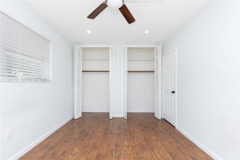 House in Pembroke Pines, Florida 2 bedrooms, 122.35 sq.m. № 2053270 - photo 9