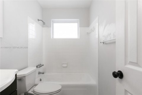 House in Pembroke Pines, Florida 2 bedrooms, 122.35 sq.m. № 2053270 - photo 11