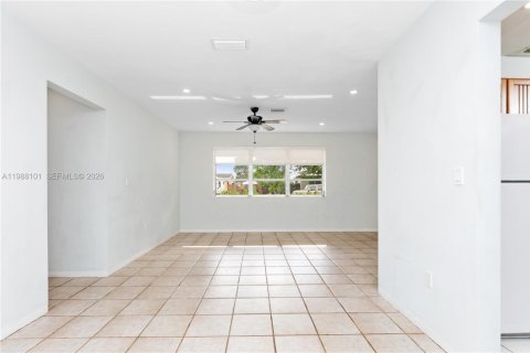 House in Pembroke Pines, Florida 2 bedrooms, 122.35 sq.m. № 2053270 - photo 17