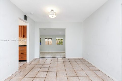 House in Pembroke Pines, Florida 2 bedrooms, 122.35 sq.m. № 2053270 - photo 16