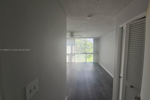 Townhouse in Hialeah, Florida 2 bedrooms, 162.76 sq.m. № 1933100 - photo 17