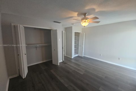 Townhouse in Hialeah, Florida 2 bedrooms, 162.76 sq.m. № 1933100 - photo 23