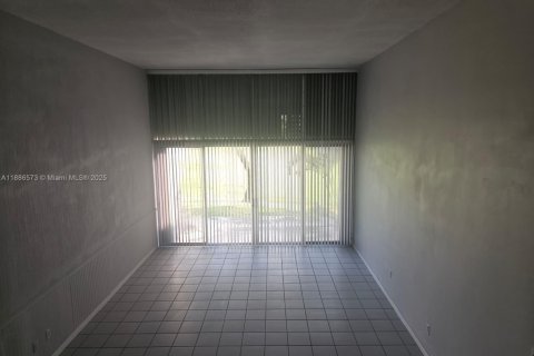 Townhouse in Hialeah, Florida 2 bedrooms, 162.76 sq.m. № 1933100 - photo 26