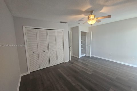 Townhouse in Hialeah, Florida 2 bedrooms, 162.76 sq.m. № 1933100 - photo 22