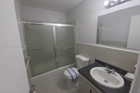 Townhouse in Hialeah, Florida 2 bedrooms, 162.76 sq.m. № 1933100 - photo 20