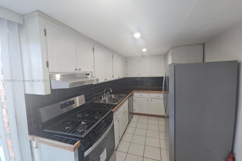 Townhouse in Hialeah, Florida 2 bedrooms, 162.76 sq.m. № 1933100 - photo 13