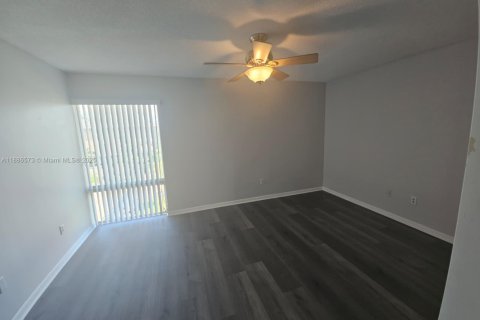 Townhouse in Hialeah, Florida 2 bedrooms, 162.76 sq.m. № 1933100 - photo 21