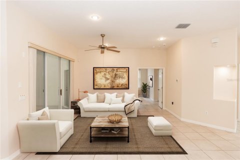 House in Orlando, Florida 4 bedrooms, 256.69 sq.m. № 1593166 - photo 5