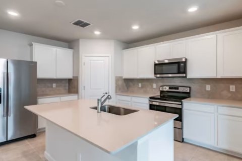 House in NORTH PARK ISLE in Plant City, Florida 3 bedrooms, 154 sq.m. № 32678 - photo 1