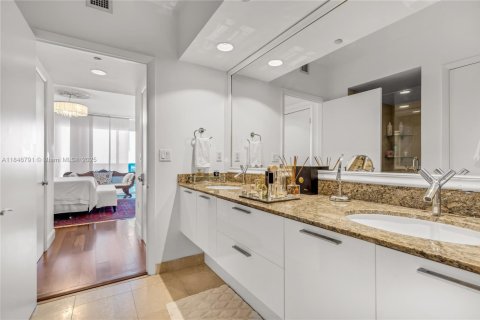 Снять в аренду квартиру в Майами-Бич, Флорида 2 спальни, 133.5м2, № 1845992 - фото 26