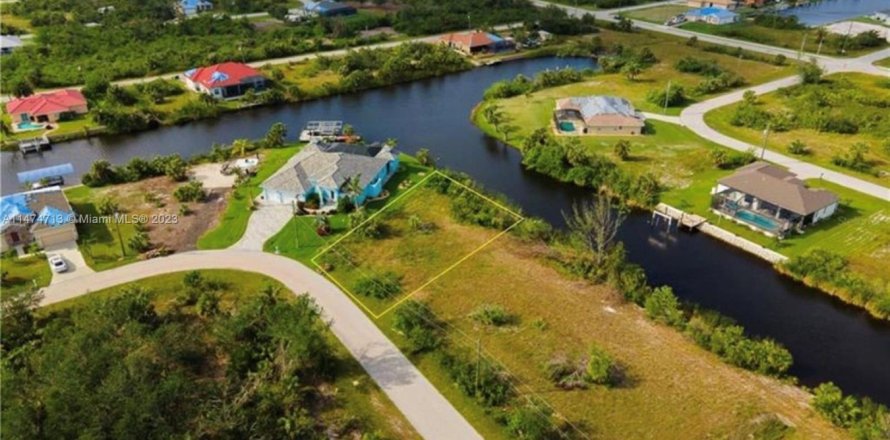Land in Port Charlotte, Florida № 786151