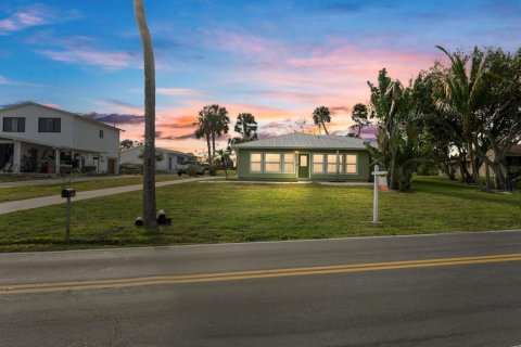 House in Fort Pierce, Florida 3 bedrooms, 187.38 sq.m. № 1187623 - photo 1