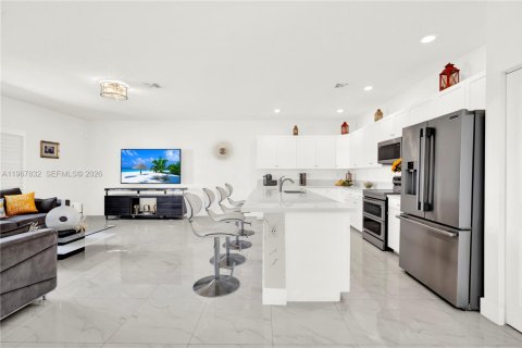 Villa ou maison à vendre à Miami, Floride: 5 chambres, 264.31 m2 № 2080461 - photo 13
